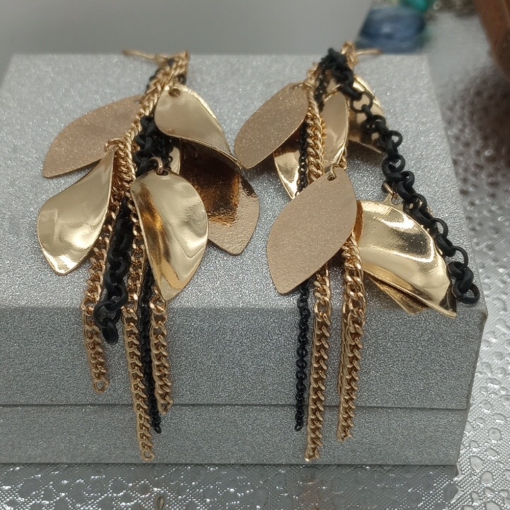 Elegant Gold Tone Dangle Leaf Earrings E0401 - Picture 2 of 2